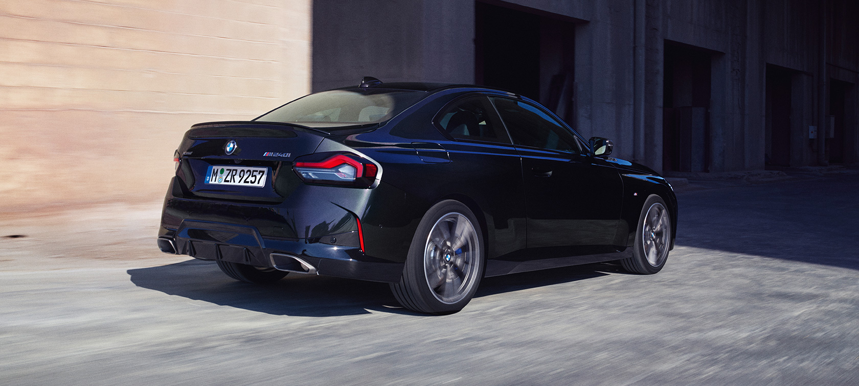 מבט אחורי BMW M240i xDrive קופה 2021 ה-BMW M240i xDrive קופה 2021 שחור מטאלי Sapphire מבט אחורי בנהיגה