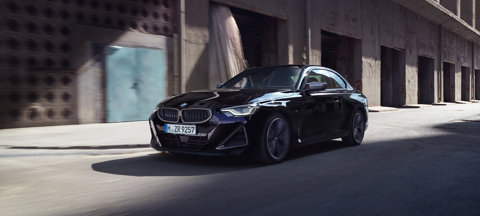 BMW M240i xDrive קופה 2021 מבט קדמי בנהיגה ה-BMW M240i xDrive קופה 2021 שחור מטאלי Sapphire, מבט קדמי בנהיגה