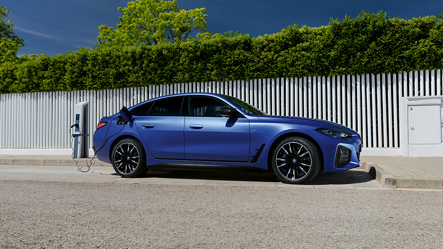 BMW i4 M50 2021 BMW Individual Frozen Portimao Blue מטאלי מבט צדדי עם כבל טעינה מחובר