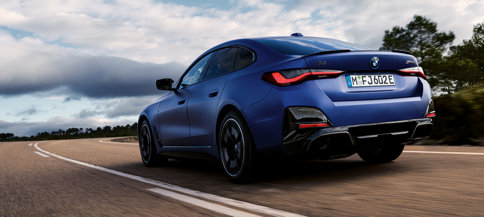מבט אחורי BMW i4 M50 2021 BMW i4 M50 2021 BMW Individual Frozen Portimao Blue מטאלי מבט אחורי בנסיעה