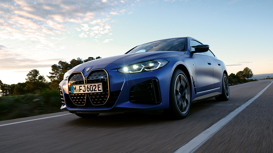 Three-quarter front view BMW i4 M50 G26 2021 low angle shot BMW i4 M50 G26 2021 BMW Individual Frozen Portimao Blue metallic three-quarter front view driving low angle shot