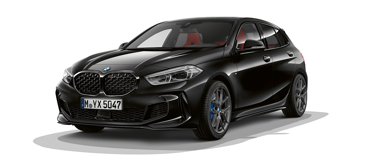 חבילת ביצועים M. ה-BMW M135i xDrive בצבע שחור מטאלי Sapphire, עם חבילת ביצועים, מבט 3/4.