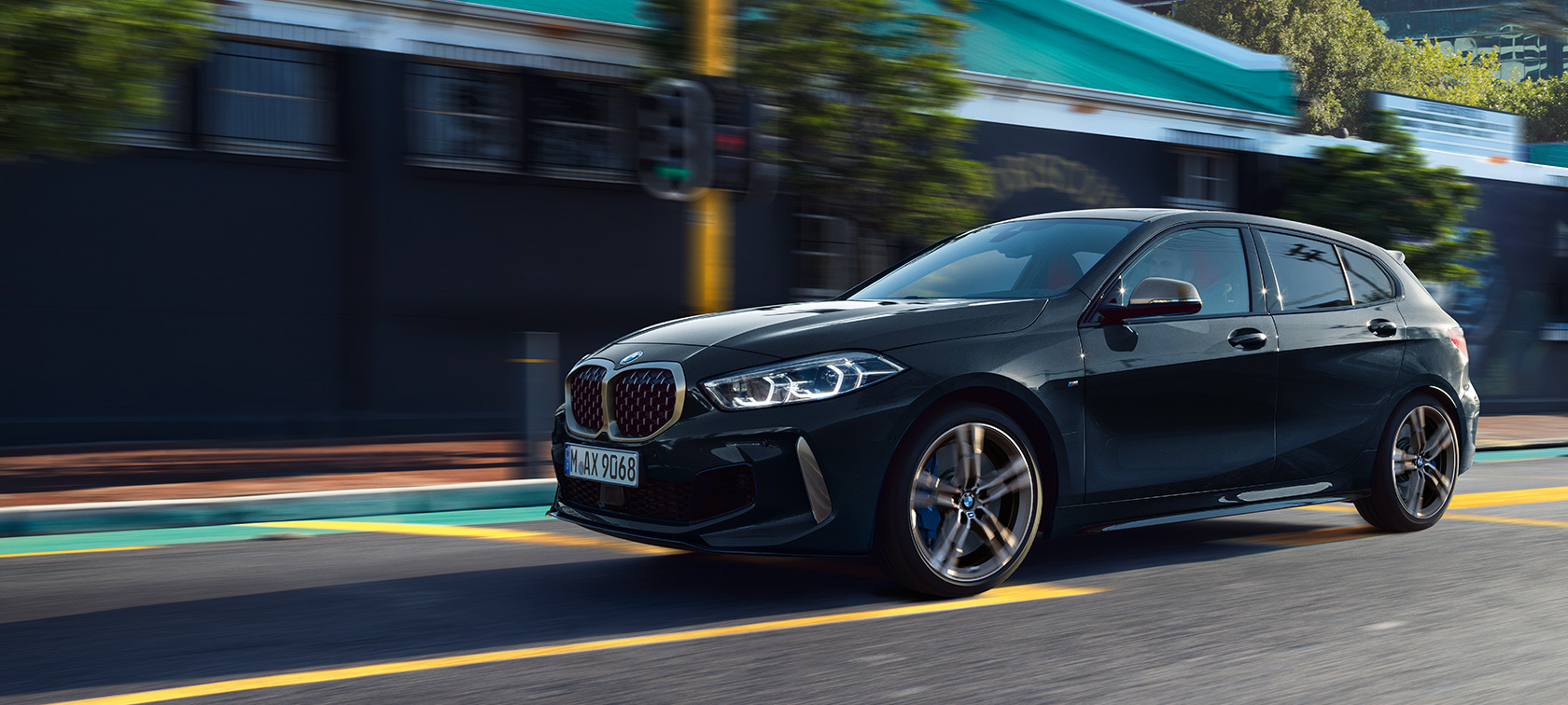 ה-BMW M135i xDrive החדשה ה-BMW M135i xDrive החדשה בשחור מטאלי Sapphire, מבט 3/4 צדדי בנסיעה.