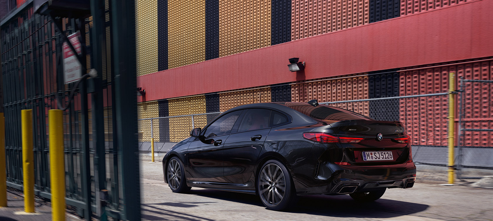 BMW M235i xDrive גראן קופה, מבט 3/4 צדדי ה-BMW M235i xDrive גראן קופה F44, שחור מטאלי Sapphire, מבט 3/4 צדדי