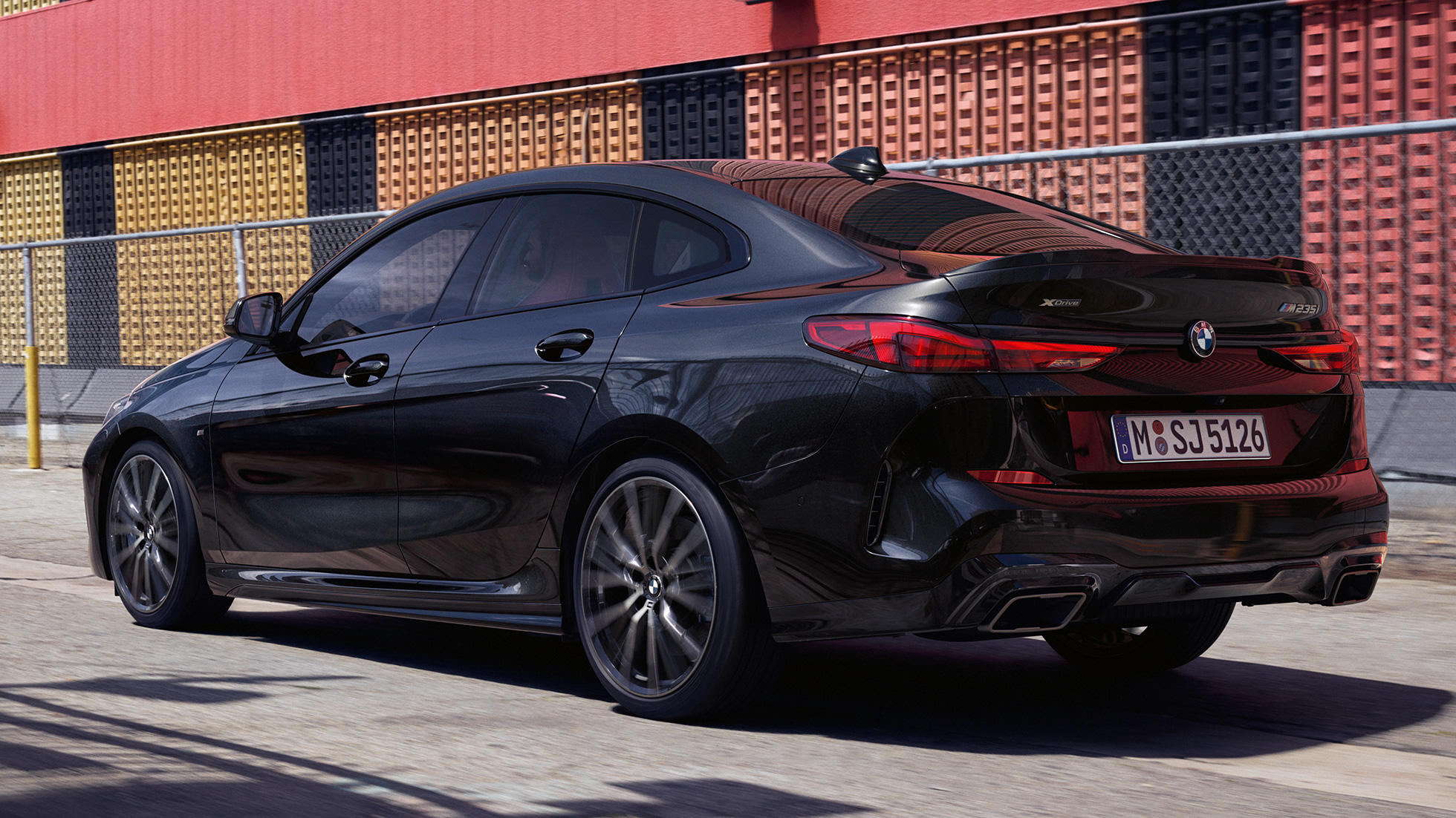 BMW M235i xDrive גראן קופה, מבט 3/4 אחורי ה-BMW M235i xDrive גראן קופה F44, 2020 שחור מטאלי Sapphire, מבט 3/4 אחורי חיצוני
