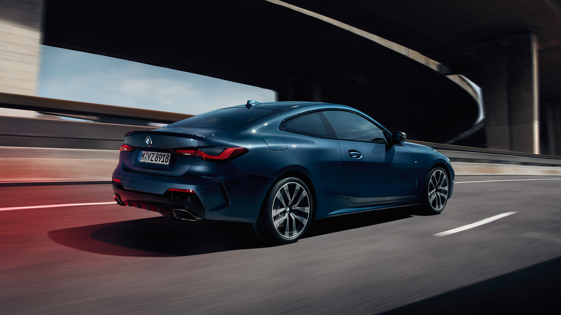 מבט אחורי BMW M440i xDrive קופה BMW M440i xDrive קופה Arctic Race Blue metallic מבט צדדי