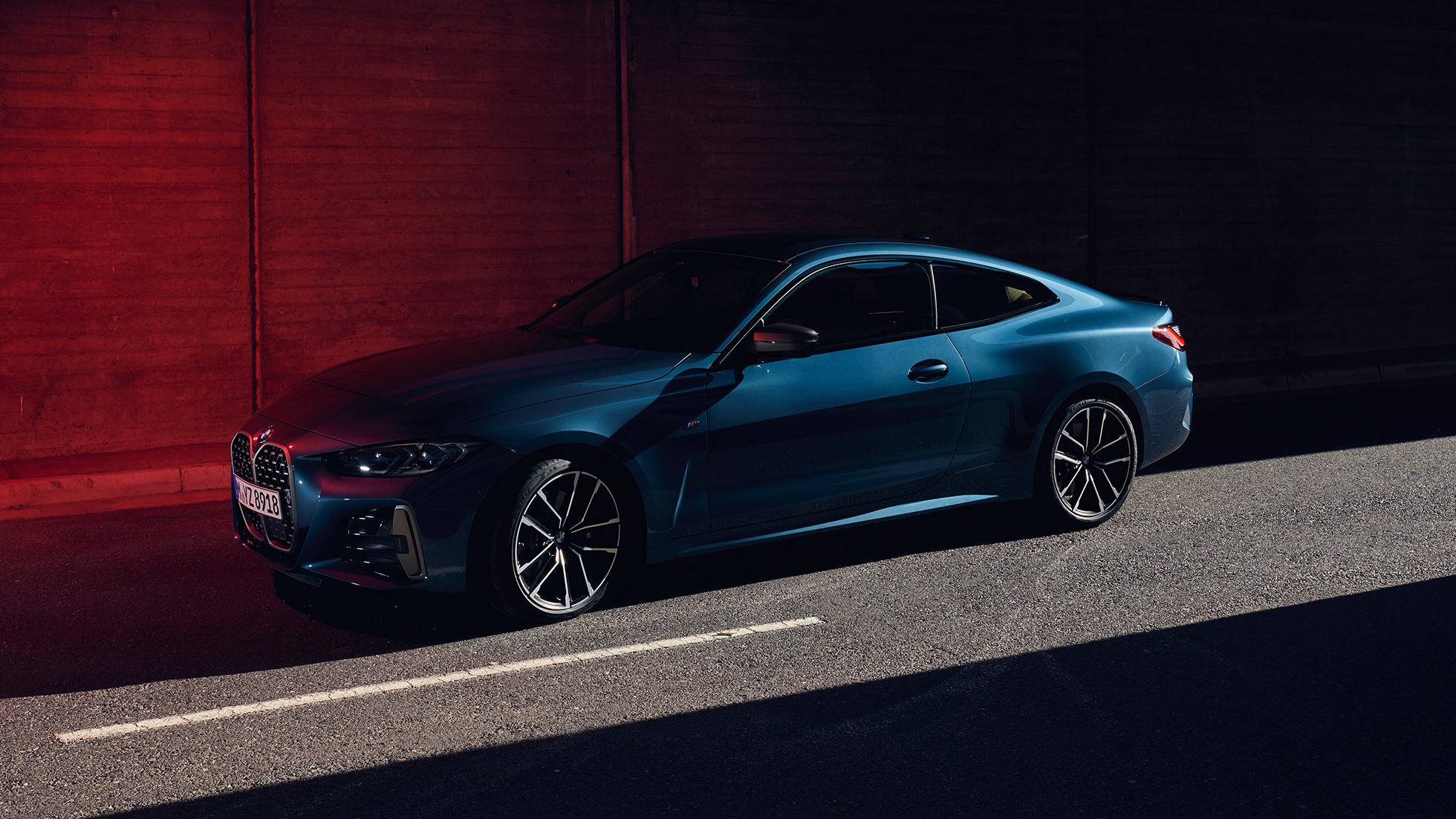 מבט צדדי קו גג BMW M440i xDrive קופה BMW M440i xDrive קופה Arctic Race Blue metallic מבט צדדי קו גג
