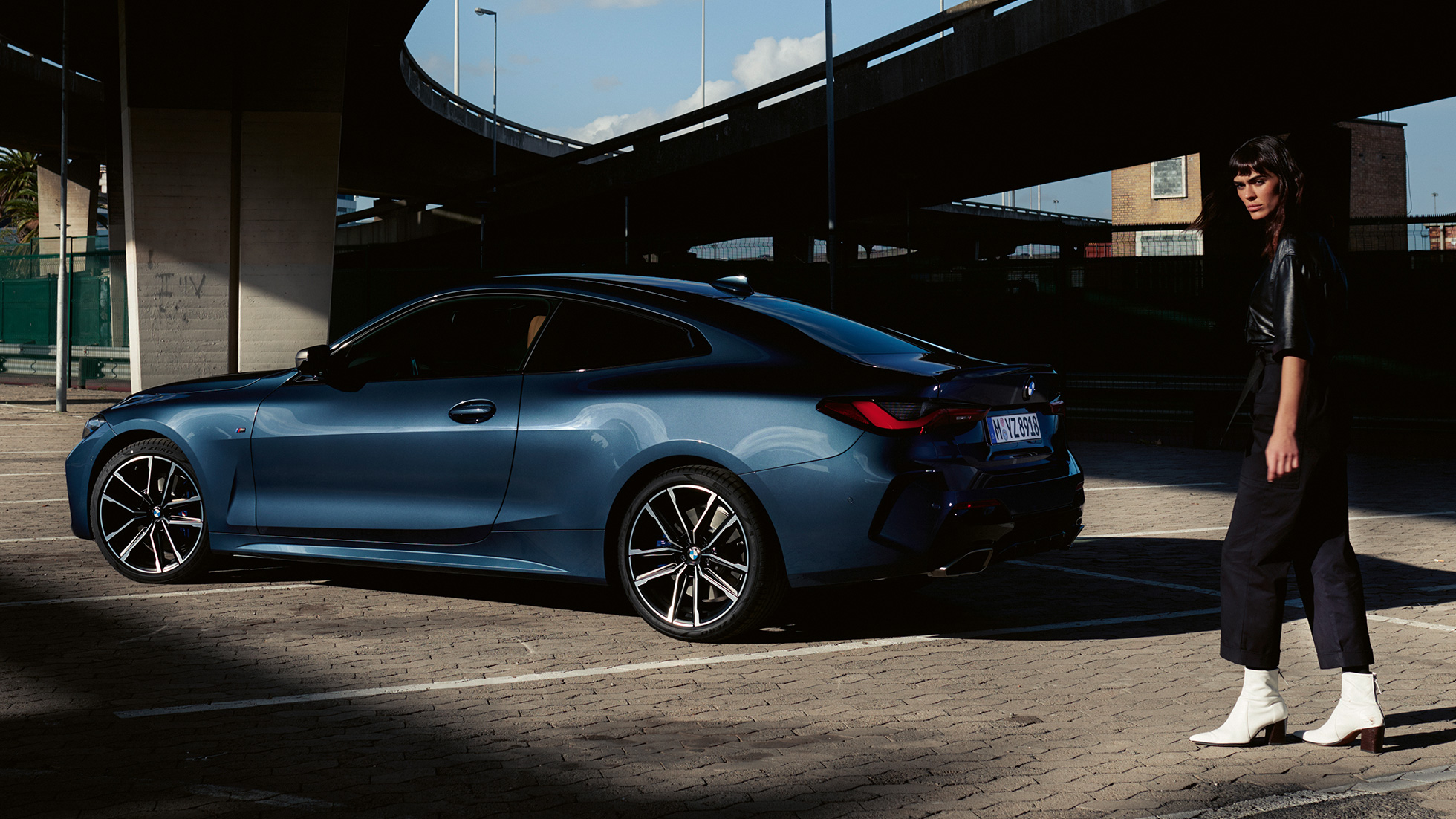 מבט אחורי BMW M440i xDrive קופה BMW M440i xDrive קופה Arctic Race Blue metallic מבט אחורי