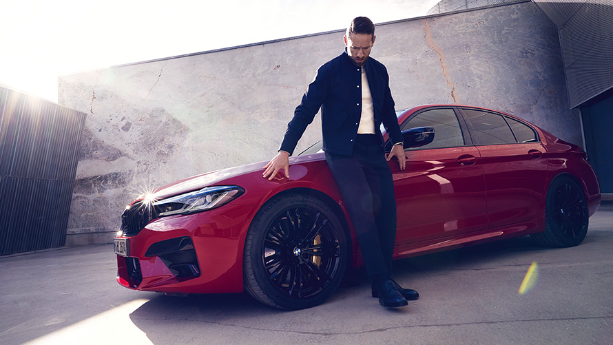 BMW M5 Competition BMW Individual Imola Red מבט קדמי עם גבר