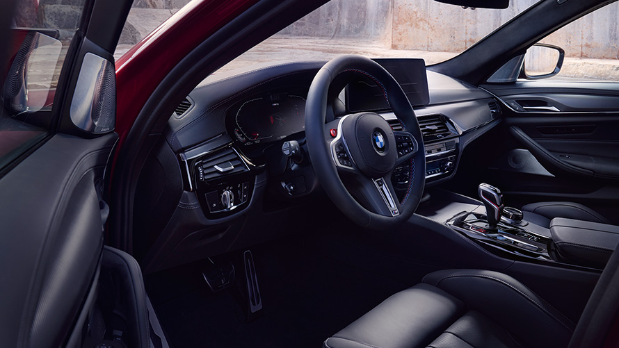 BMW M5 Competition סביבת נהג עם דלת פתוחה