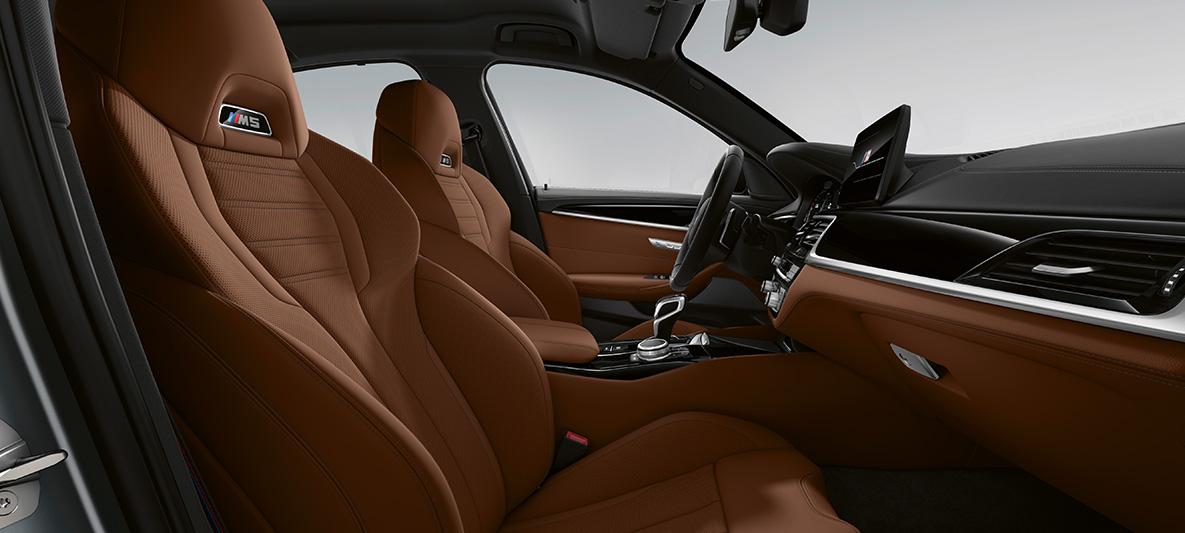BMW Individual BMW M5 Sedan F90 2020 BMW Individual full leather trim 'Merino' Tartufo/Black BMW Individual BMW M5 סדאן F90 LCI פייסליפט 2020 BMW גימור עור מלא 'Merino' Tartufo לבן/שחור עיצוב פנימי
