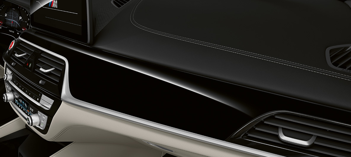 BMW Individual BMW M5 Sedan F90 2020 BMW Individual interior trim finishers piano finish Black BMW Individual BMW M5 סדאן F90 LCI פייסליפט 2020 BMW גימור בגוון שחור עיצוב פנימי