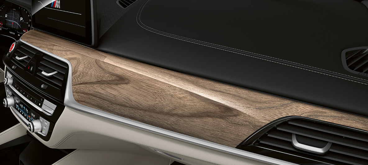 BMW Individual BMW M5 Sedan F90 2020 BMW Individual interior trims fine-wood trim Sen light brown BMW Individual BMW M5 סדאן F90 LCI פייסליפט 2020 BMW גימור עץ Sen חום בהיר עיצוב פנימי