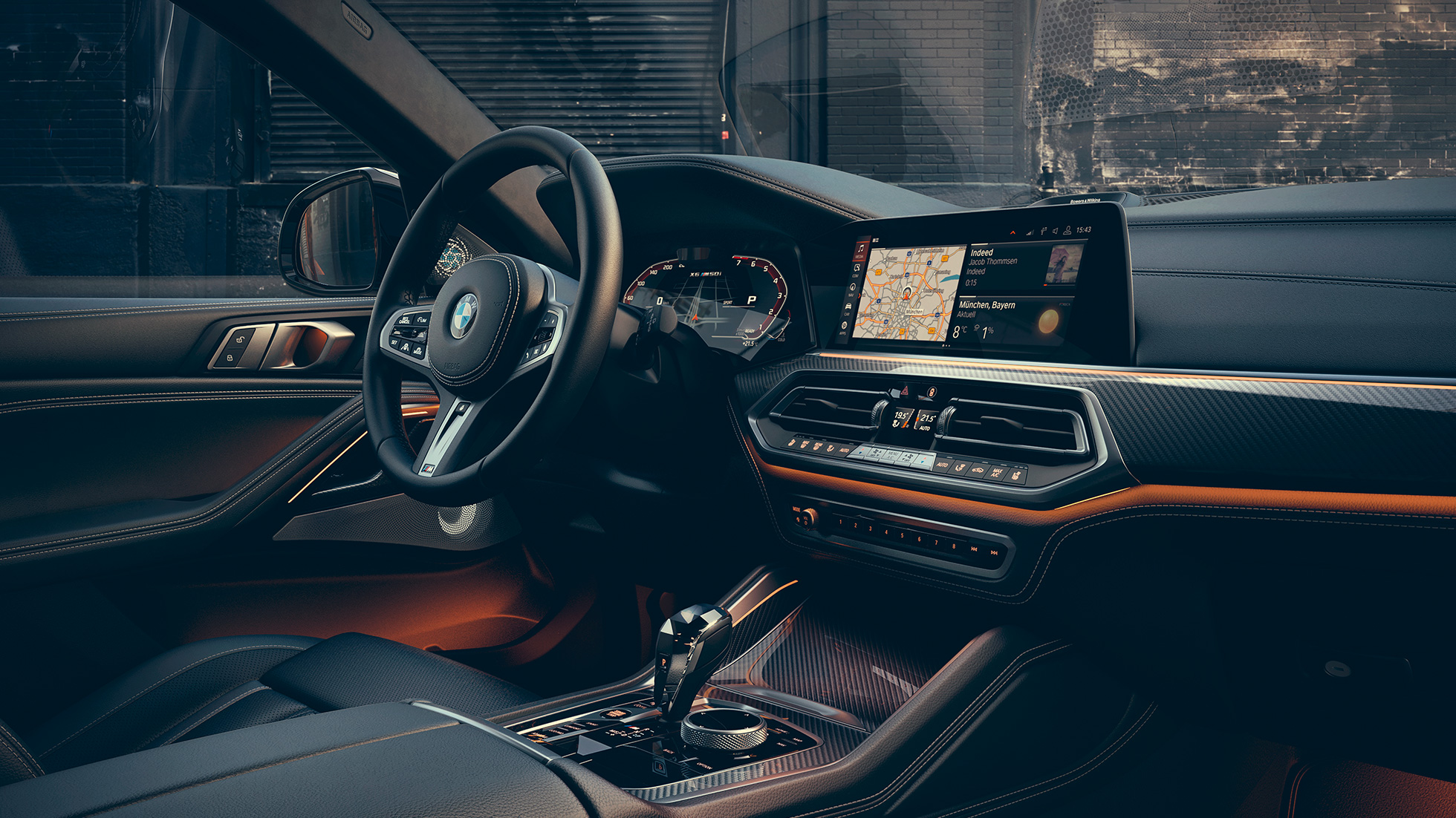 BMW X6 M50i חלק פנימי מבט מקרוב על חלקו הפנימי של ה-BMW X6 M50i עם הקונסולה המרכזית.