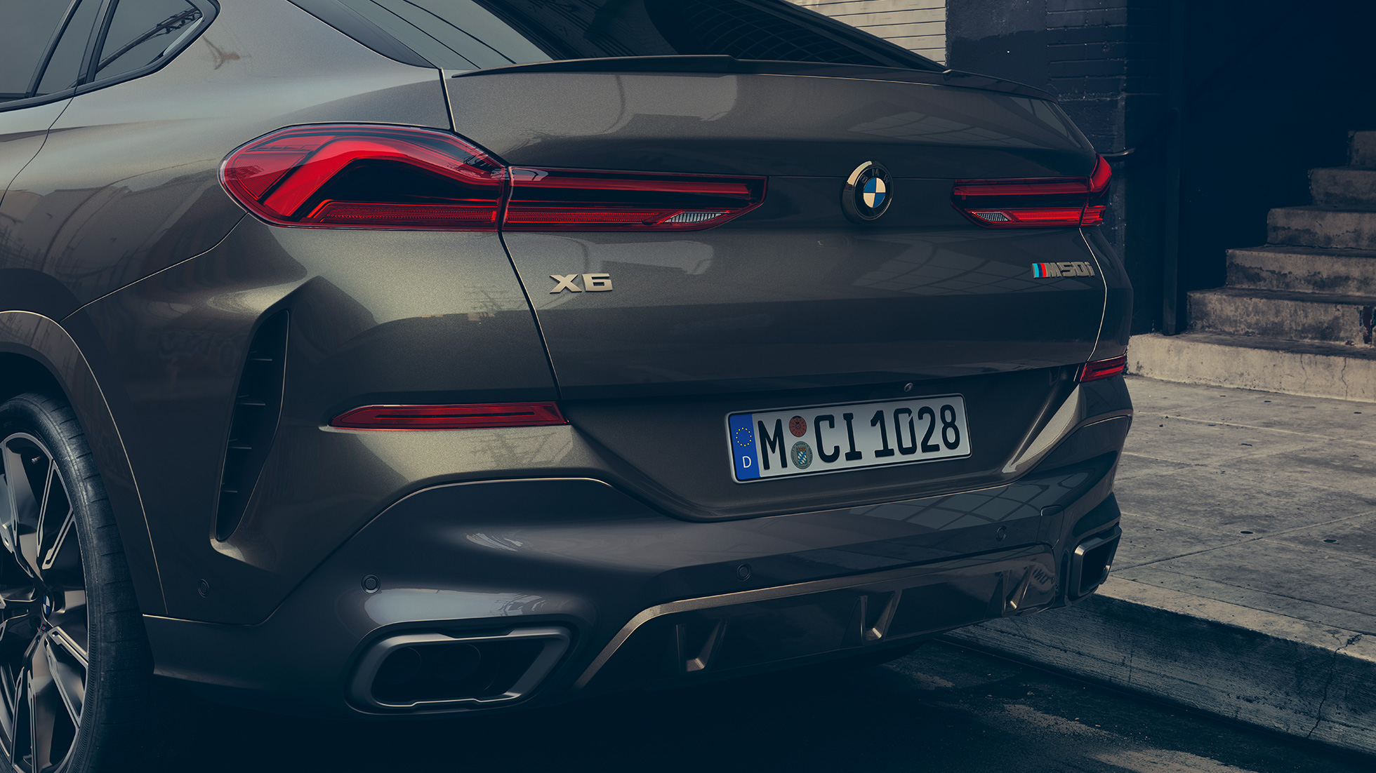 BMW X6 M50i חלק אחורי. מבט מקרוב על חלקו האחורי של ה-BMW X6 M50i.