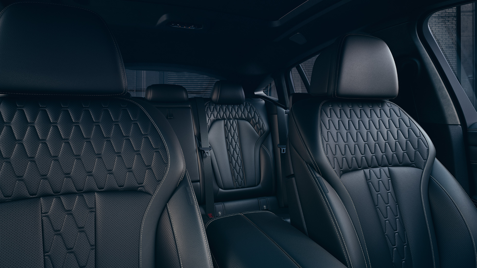 המושבים הספורטיביים של ה-BMW X6 M50i. חלק פנימי עם התמקדות במושבים הספורטיביים של ה-BMW X6 M50i.