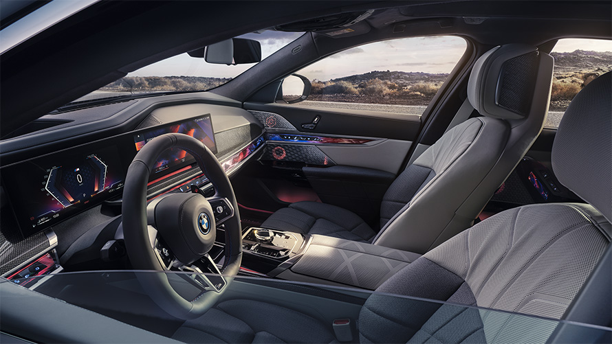 My Mode Sport BMW M760e xDrive מבט מבחוץ פנימה דרך חלון חצי פתוח