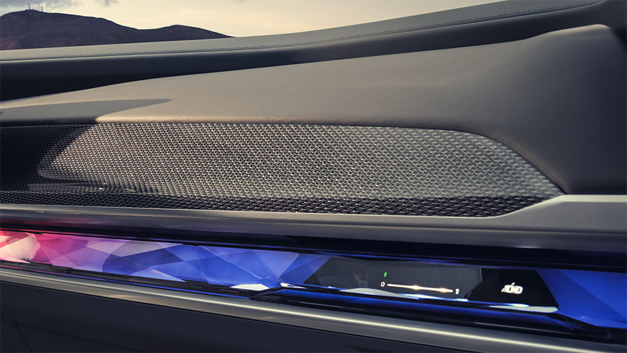 גימור פנימי M מקרבון BMW M760e xDrive צילום תקריב