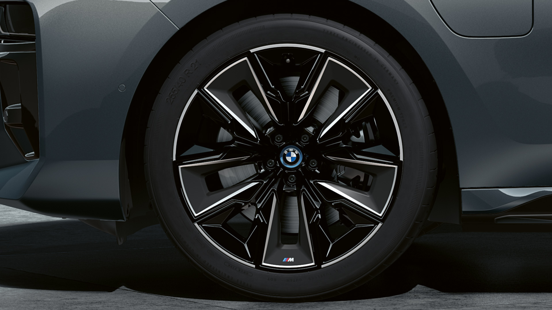 חישוקי M Aerodynamic בגודל 21 אינץ' בעיצוב 909 M BMW M760e xDrive חישוקי M Aerodynamic בגודל 21 אינץ' בעיצוב909 M BMW M760e xDrive חבילת M Performance BMW Individual Black Sapphire אפור BMW Individual Dravite Grey מטאלי