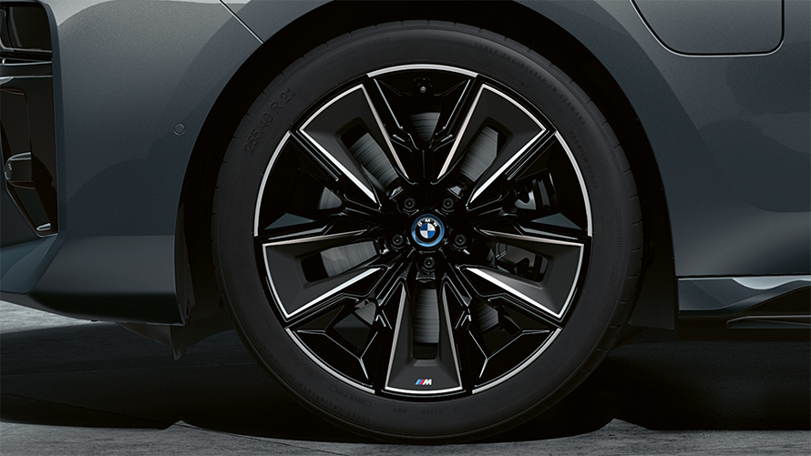 חישוקי M Aerodynamic  בגודל 21 אינץ' בעיצוב‎909 M  BMW M760e xDrive חבילת M Performance BMW Individual Black Sapphire אפור BMW Individual Dravite Grey מטאלי