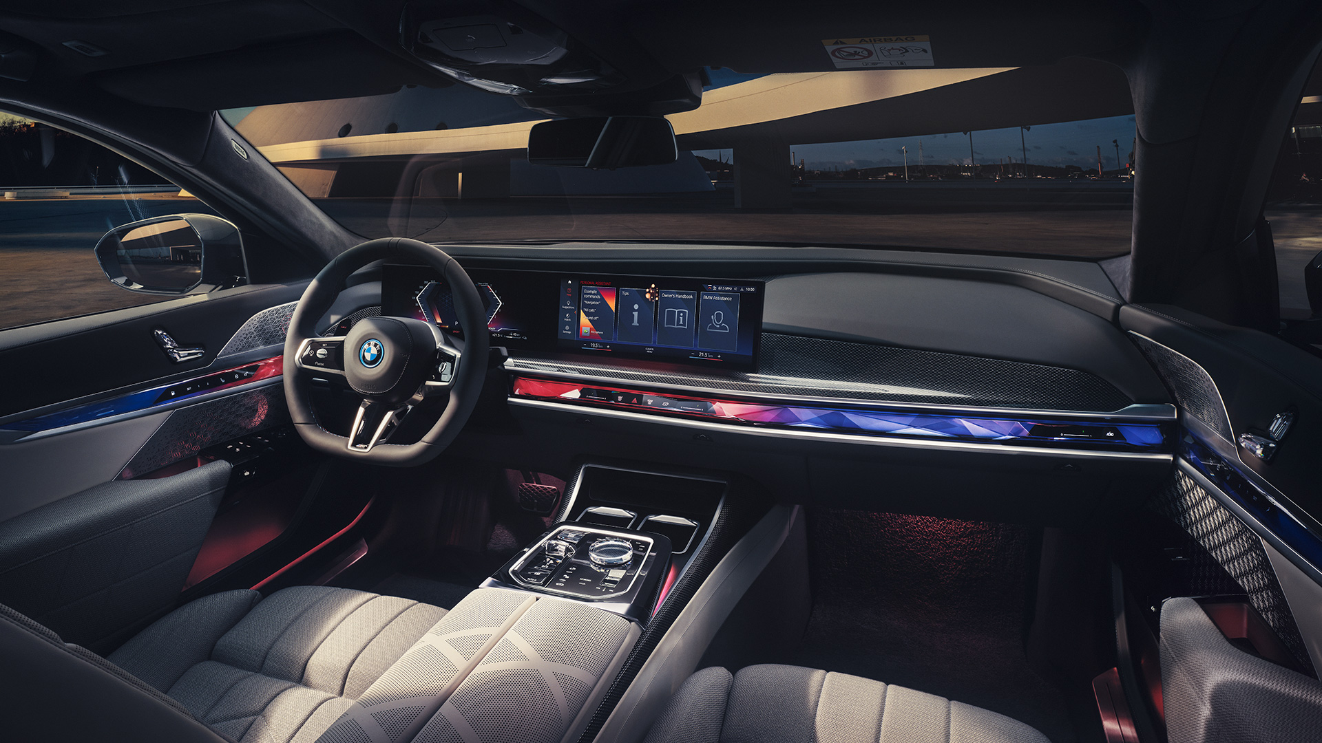 חלל הפנים סביבת נהג BMW M760e xDrive חלל הפנים סביבת נהג BMW M760e xDrive מבט ממושב הנוסע הקדמי