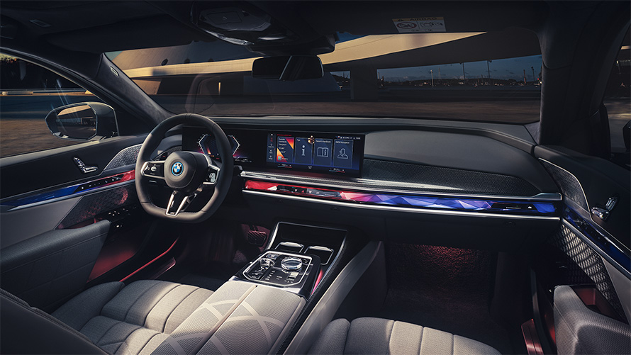 חלל הפנים סביבת נהג BMW M760e xDrive מבט ממושב הנוסע הקדמי