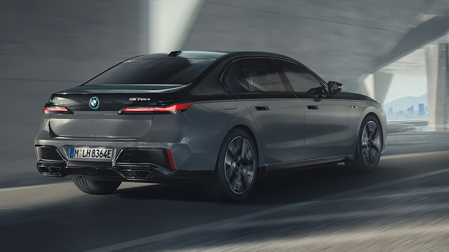 BMW M760e xDrive חבילת M Performance BMW M760e xDrive חבילת M Performance שני גווני שחור מטאלי BMW Individual Black Sapphire אפור BMW Individual Dravite Grey מטאלי מבט אחורי בנהיגה ברחוב
