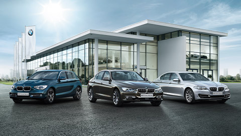 רכבי BMW עומדים בחזית סוכנות BMW BMW סדרה M רכבי BMW עומדים בחזית סוכנות BMW
