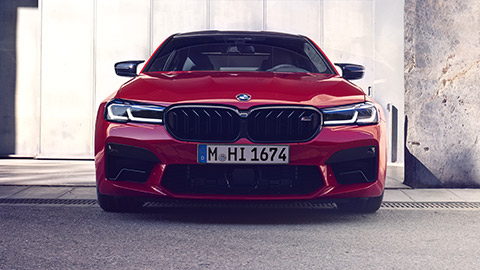 BMW M5 מבט קדמי בנסיעה ברחוב BMW סדרה M BMW M5 מבט קדמי בנסיעה ברחוב
