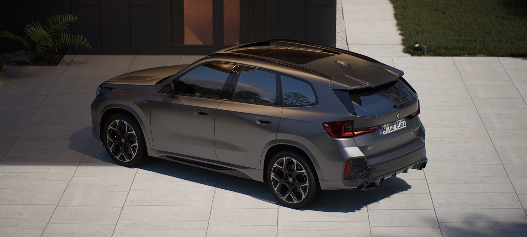 BMW X1 M35i xDrive BMW X1 M35i xDrive מבט אחורי מהצד