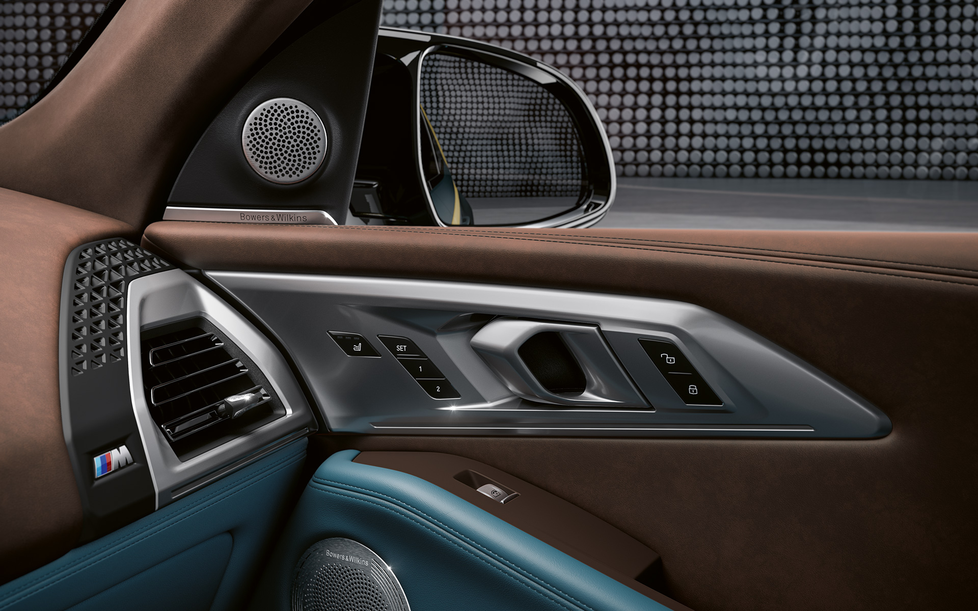 BMW XM מערכת שמע היקפית Bowers & Wilkins Diamond עיצוב דלתות אלגנטי בשני גוונים בגימור עור וינטג' ומערכת שמע היקפית Bowers & Wilkins Diamond.