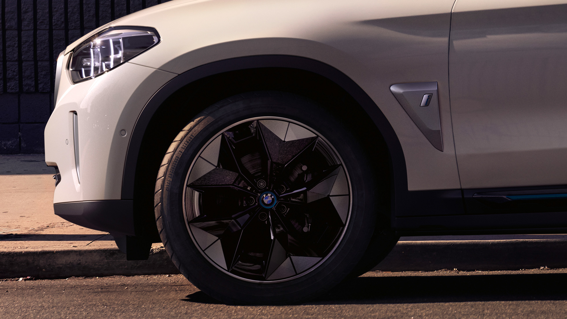 חישוקים אווירודנימיים BMW iX3 , צילום תקריב של החישוק חישוקים אווירודנימיים BMW iX3 לבן Mineral צילום תקריב של הגלגל מבחוץ
