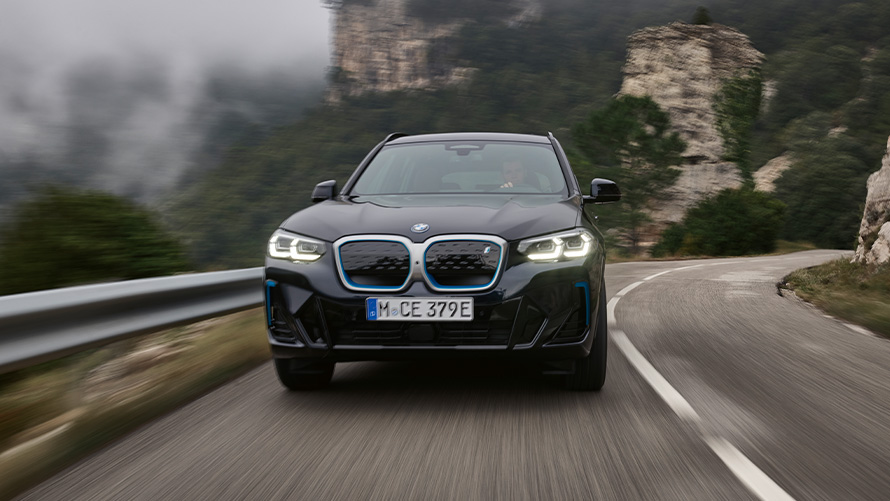 BMW iX3 2021 M קרבון שחור מבט צדדי בנהיגה