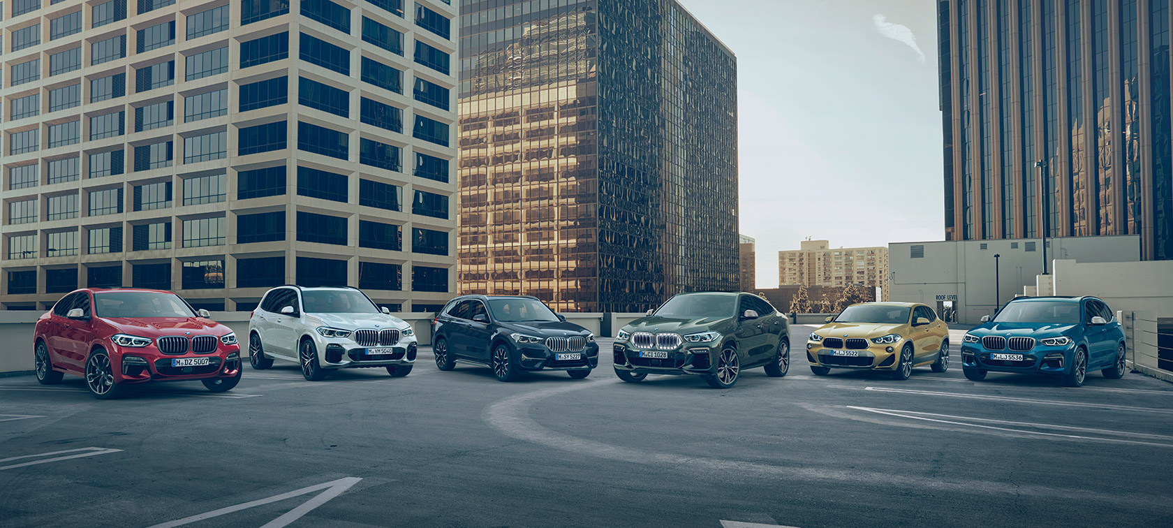 דגמי BMW X בחניון לפני בניינים דגמי BMW X בחניון לפני בניינים