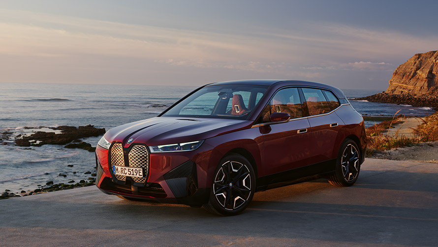 BMW iX דור ראשון מבט מהצד בעמידה BMW סדרה X BMW iX דור ראשון מבט מהצד בעמידה