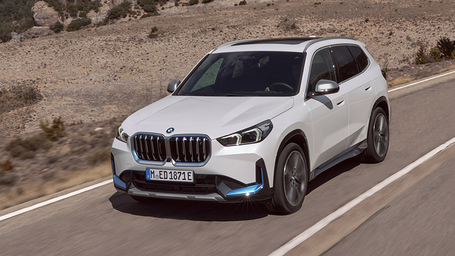 BMW iX1 דור ראשון מבט קדמי בנסיעה בכביש BMW סדרה X BMW iX1 דור ראשון מבט קדמי בכביש
