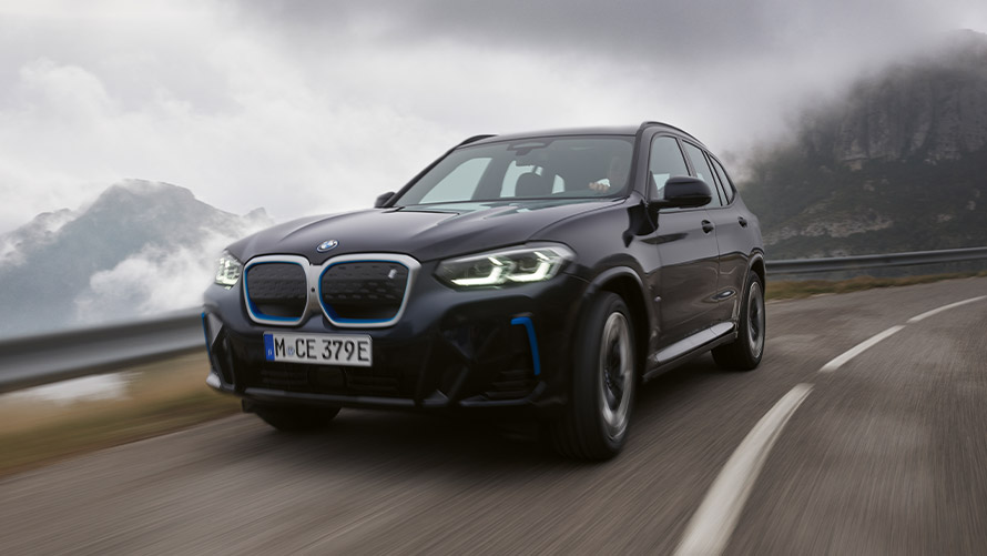 BMW iX3 דור ראשון מבט מהצד בעמידה BMW סדרה X BMW iX3 דור ראשון מבט מהצד בעמידה