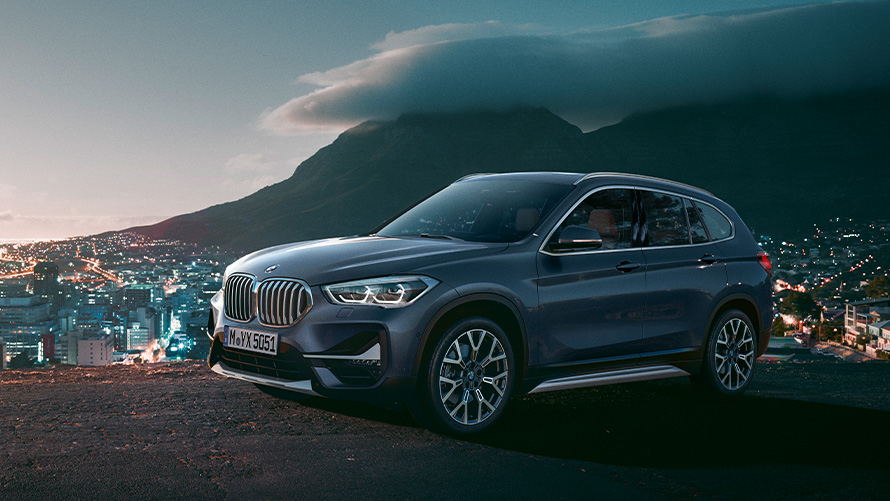 BMW X1 דור שני מהצד בעמידה בעיר BMW סדרה X BMW X1 דור שני מבט מהצד עומד בעיר