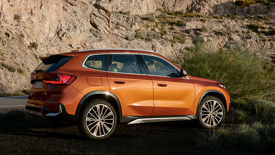 BMW X1 דור שלישי מבט קדמי על הכביש BMW סדרה X BMW X1 דור שלישי מבט קדמי על הכביש