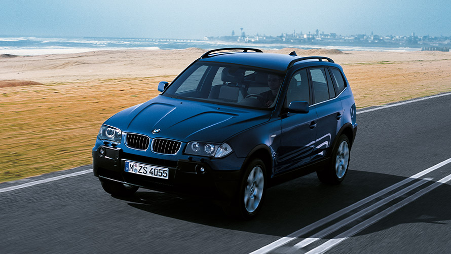 BMW X3 דור ראשון מבט קדמי בנסיעה ברחוב BMW סדרה X BMW X3 דור ראשון מבט קדמי ברחוב