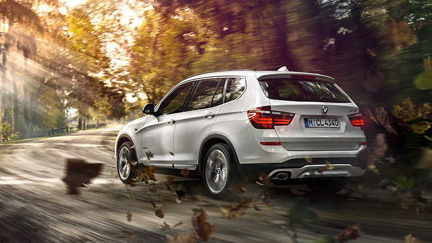 BMW X3 דור שני מבט אחורי בנסיעה ברחוב BMW סדרה X BMW X3 דור שני מבט אחורי בנסיעה ברחוב