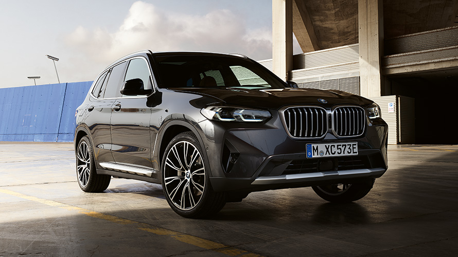 BMW X3 הדור השלישי מבט מהצד בעמידה BMW X BMW X3 דור שלישי מבט מהצד בעמידה