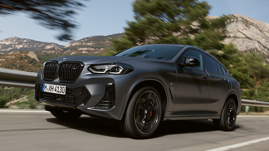BMW X4 דור שני מבט מהצד בנסיעה ברחוב BMW סדרה X BMW X4 דור שני מבט מהצד בנסיעה ברחוב
