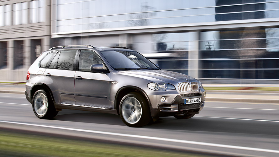 BMW X5 דור שני מבט מהצד בנסיעה ברחוב BMW סדרה X BMW X5 דור שני מבט מהצד בנסיעה ברחוב