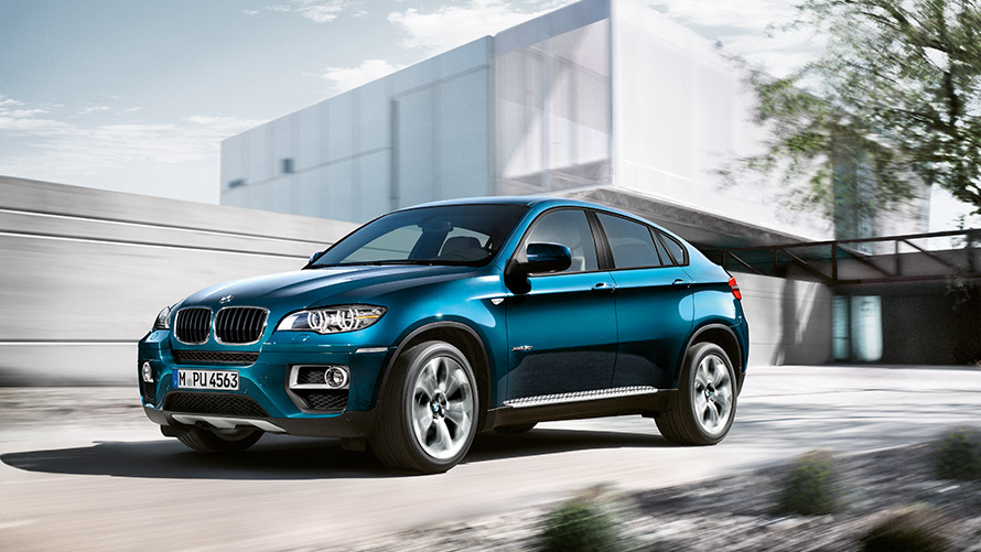 BMW X6 דור ראשון מבט מהצד בעמידה לפני בניין BMW סדרה X BMW X6 דור ראשון מבט מהצד עומד לפני בניין