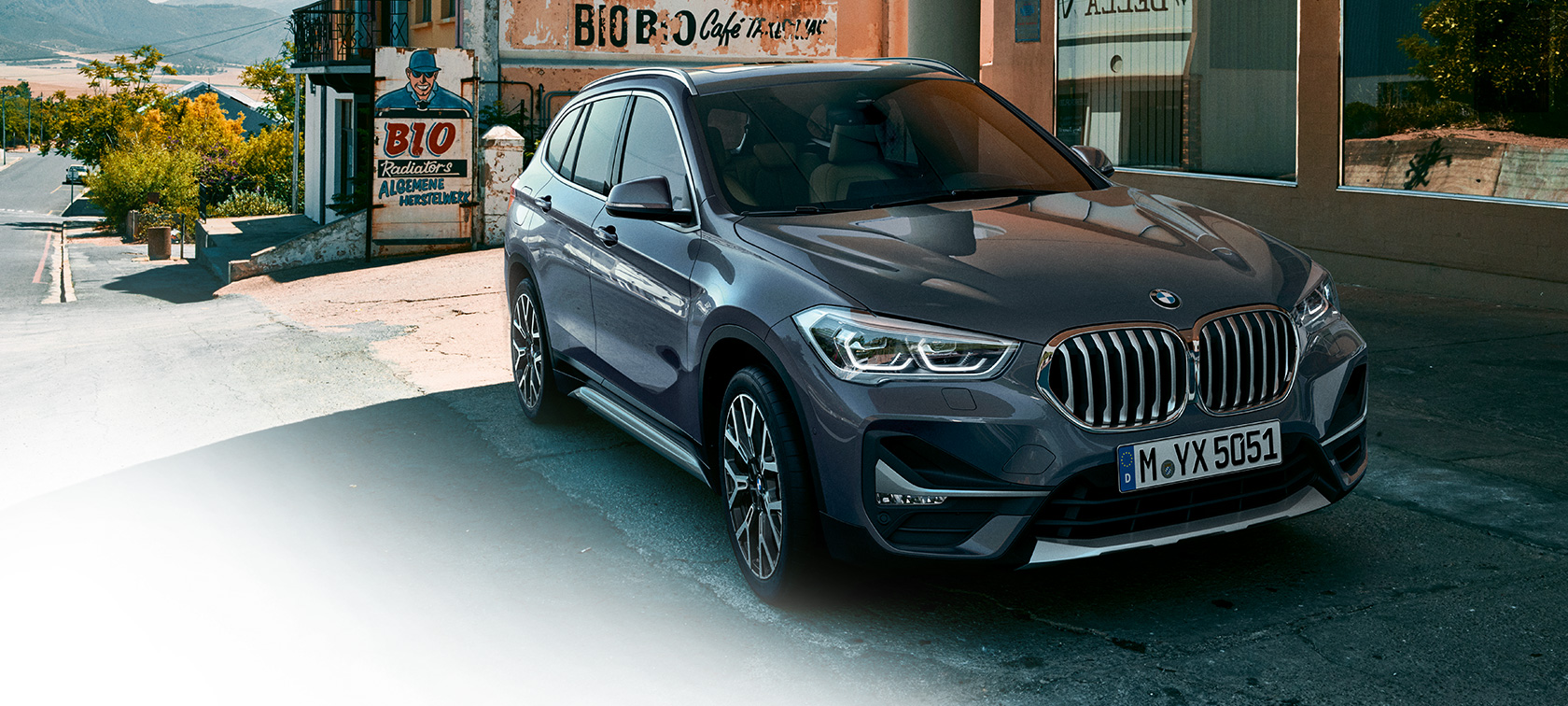 BMW X1, מבט 3/4 קדמי. BMW X1, מבט 3/4 קדמי בעמידה לפני תמונת נוף עירוני.