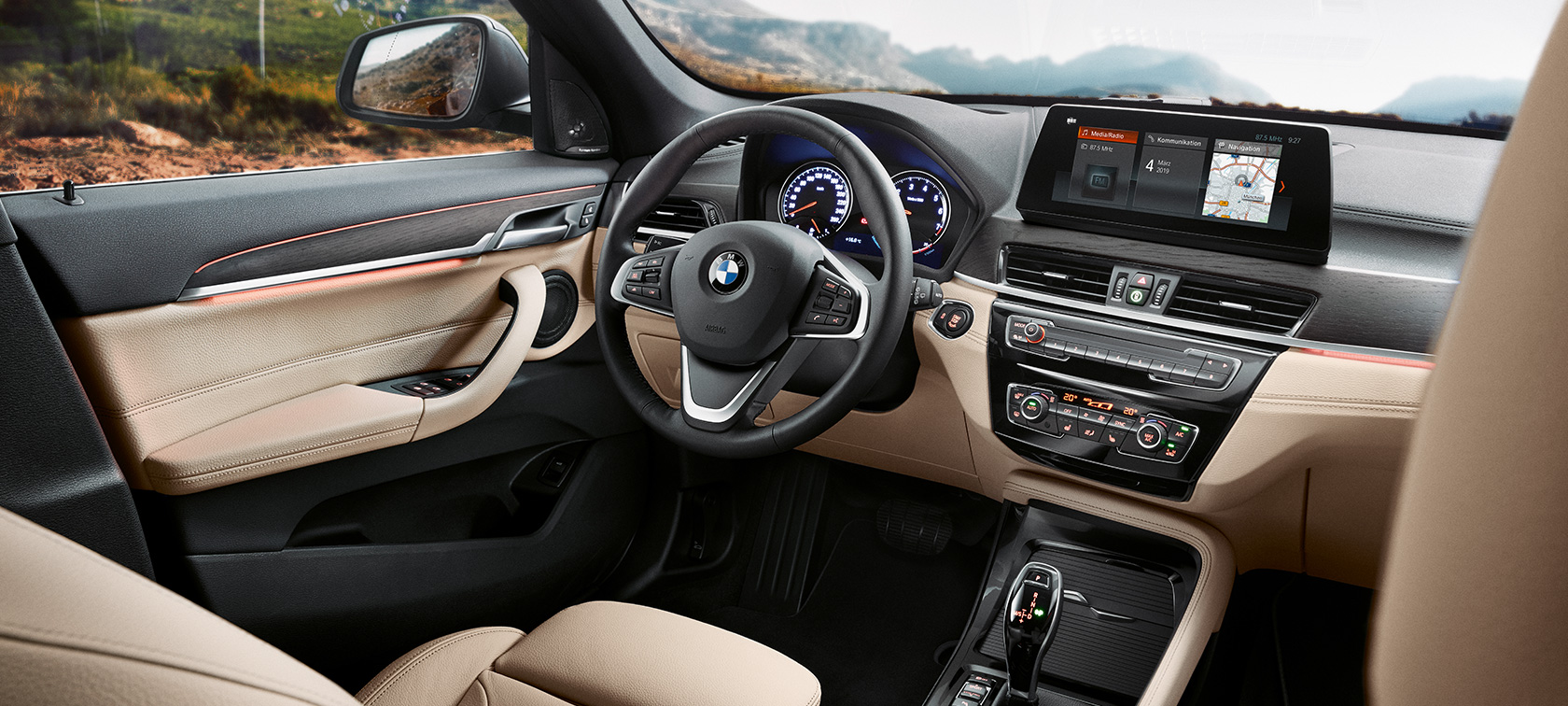 BMW X1, תא נהג BMW X1, חלל פנים עם התמקדות בתא הנהג