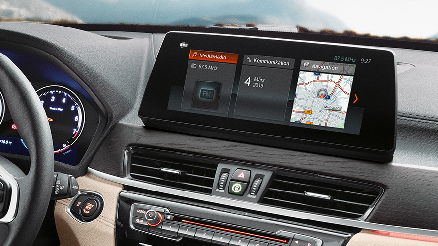 מסך בקרה 10.25 אינץ' של BMW X1 (מוצע כאופציה). חלל הפנים של BMW X1, מבט על צג הבקרה 10.25 אינץ' עם מסך מגע (מוצע כאופציה)