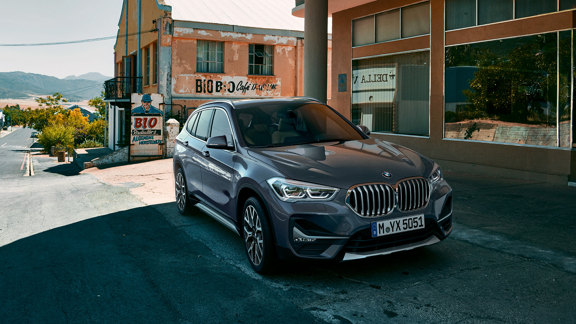 BMW X1, מבט 3/4 קדמי. BMW X1, מבט 3/4 קדמי בעמידה לפני תמונת נוף עירוני.