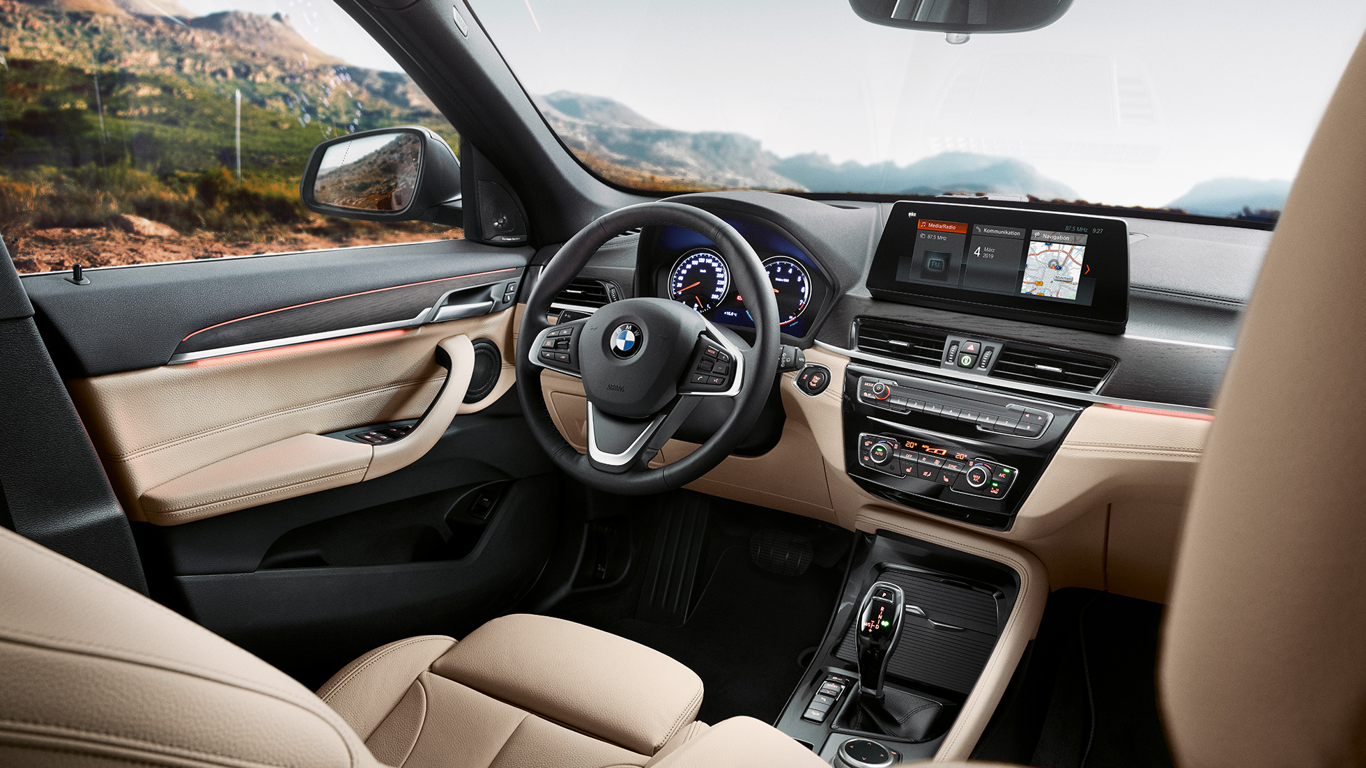 חלל פנימי של BMW X1, תא נוסעים. חלל פנימי של BMW X1, מבט על תא הנוסעים עם צג בקרה 10.25 אינץ' (אופציה בתשלום).